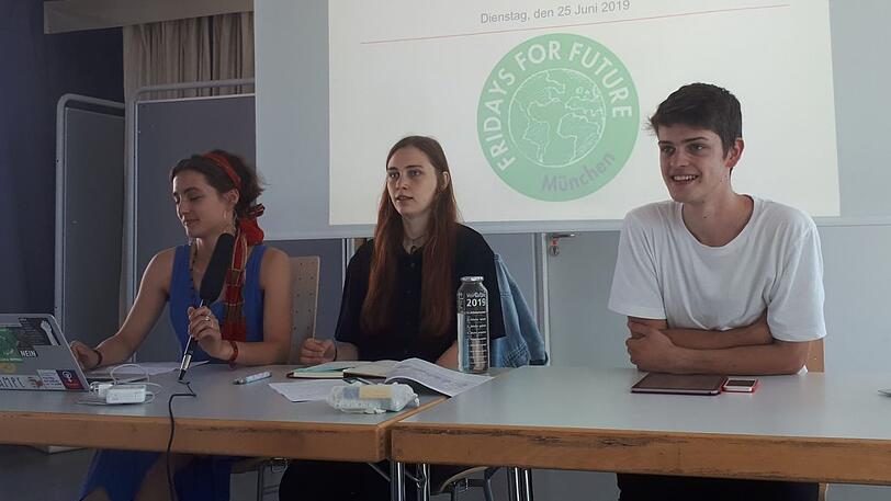 Maja (l.), Laura (m.) und Benedikt auf der Pressekonferenz zum Positionspapier von "Fridays for Future".