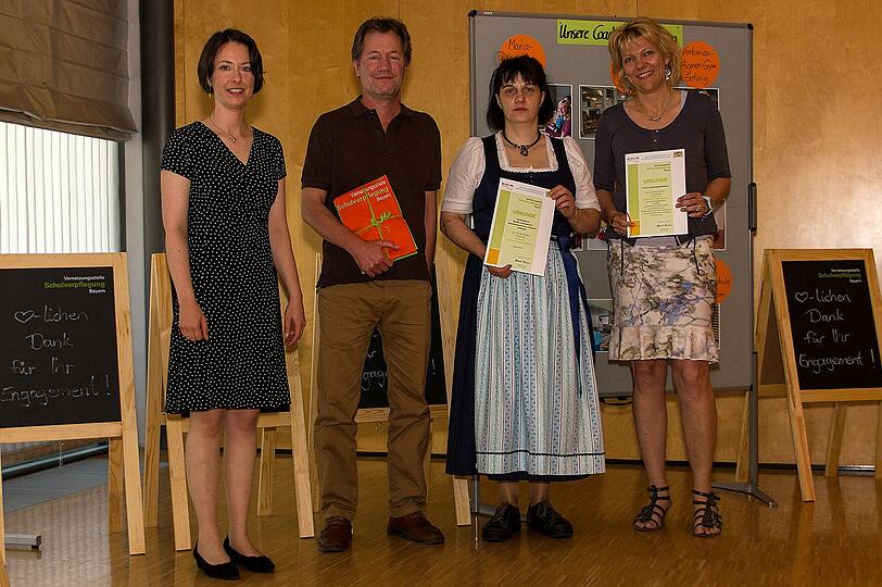 Die Vernetzungsstellen-Leiterin Kristin Mayr (links) und ihr Schulverpflegungs-Coach Dr. Claudia Osterkamp-Baerens (rechts) freuen sich mit Küchenleiterin Maria Hacker und Mensa-Betreiber Günther Blank über den erfolgreichen Abschluss des Coaching-Projekts.