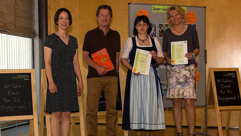 Die Vernetzungsstellen-Leiterin Kristin Mayr (links) und ihr Schulverpflegungs-Coach Dr. Claudia Osterkamp-Baerens (rechts) freuen sich mit Küchenleiterin Maria Hacker und Mensa-Betreiber Günther Blank über den erfolgreichen Abschluss des Coaching-Projekts. Die Vernetzungsstellen-Leiterin Kristin Mayr (links) und ihr Schulverpflegungs-Coach Dr. Claudia Osterkamp-Baerens (rechts) freuen sich mit Küchenleiterin Maria Hacker und Mensa-Betreiber Günther Blank über den erfolgreichen Abschluss des Coaching-Projekts.