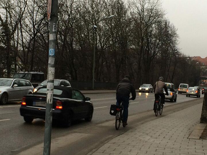 So sieht es aktuell am Giesinger Berg aus. Radler, die von der Ichostraße kommmend die Seiten wechseln wollen, leben gefährlich. Denn...
