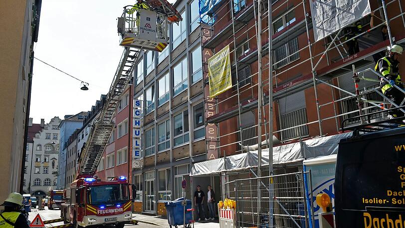 In der Isarvorstadt schießt sich ein Dachdecker versehentlich einen Nagel ins eigene Bein.