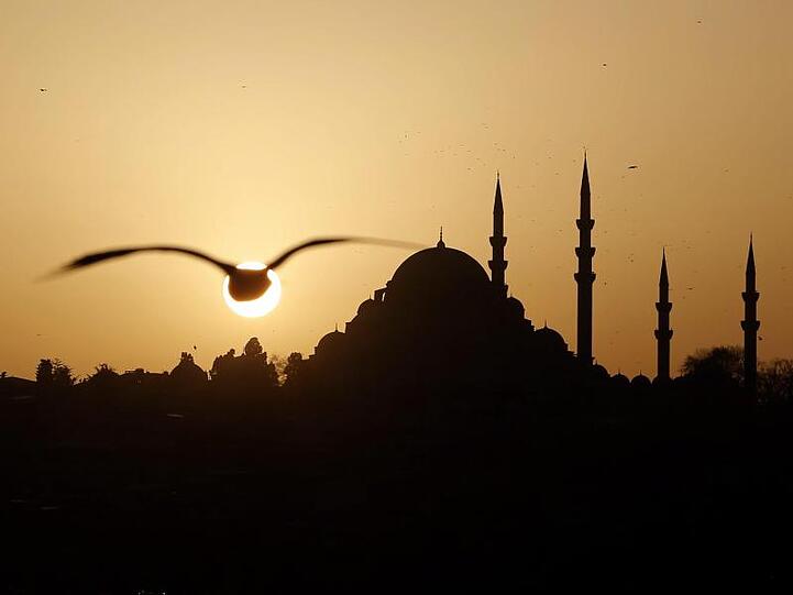 Die Silhouette der Blauen Moschee in Istanbul.