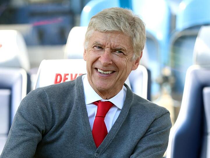 Arsenals damaliger Trainer Arsene Wenger lächelt vor einem Spiel. Foto: Mike Egerton/PA Wire/dpa/Archivbild