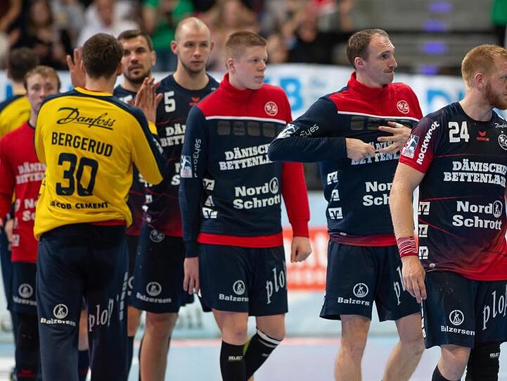 Die Spieler von Flensburg sind nach dem Spiel in Aalborg enttäuscht.