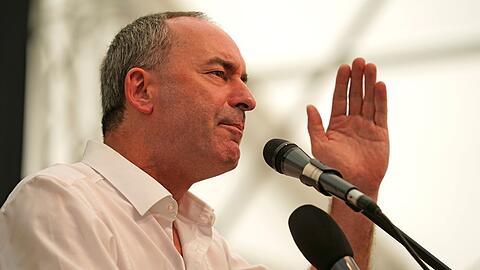 Der Freie-Wähler-Chef Hubert Aiwanger zeigt sich wenig reumütig: Gegner seien mit ihrer "Schmutzkampagne gescheitert".