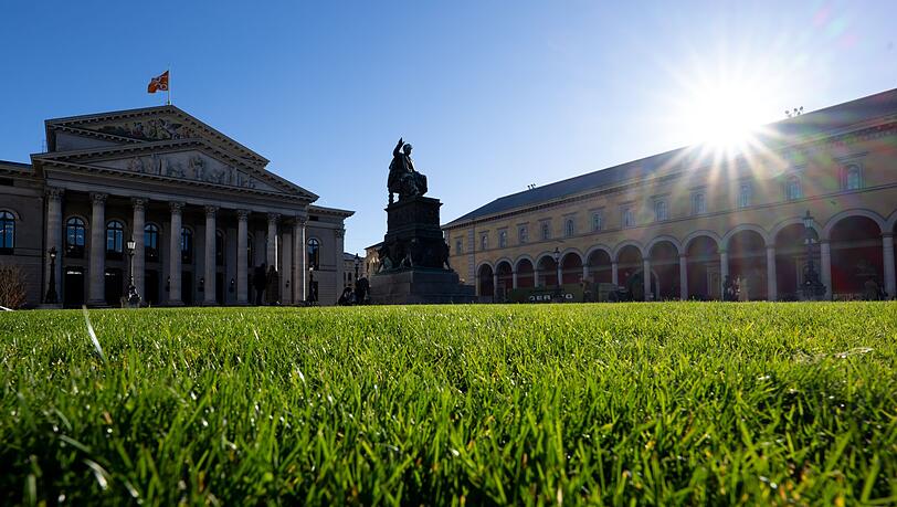 Die Neugestaltung auf dem Max-Joseph-Platz in der Landeshauptstadt München kostete die Stadt 3,87 Millionen Euro. Die Neugestaltung auf dem Max-Joseph-Platz in der Landeshauptstadt München kostete die Stadt 3,87 Millionen Euro.