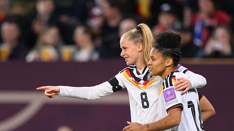 Vivien Endemann (l.) und Shekiera Martinez jubeln nach dem 1:0.