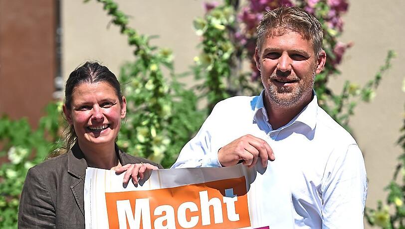 Die Vorsitzenden der ÖDP Bayern Agnes Becker und Tobias Ruff mit einem Plakat zum Volksbegehren. Die Vorsitzenden der ÖDP Bayern Agnes Becker und Tobias Ruff mit einem Plakat zum Volksbegehren.