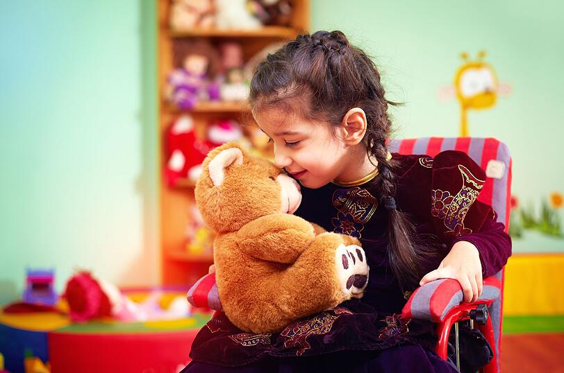 Wenn schon die wichtigste Bezugsperson nicht die ganze Zeit in der Kita bleiben kann, dann sollte wenigstens das wichtigste Kuscheltier oder die Kuscheldecke dabei sein. Das hilft Kindern vor allem, wenn sie Trost brauchen oder wenn der erste Mittagsschlaf ohne Mama oder Papa ansteht.