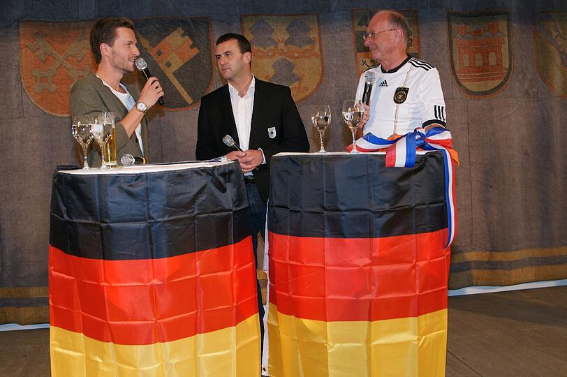 EM-Spiel Deutschland gegen Holland: Franz Maget, Vize bei 1860 und im Landtag, bringt Löwenprofi Benny Lauth dazu, sich das Deutschland-Spiel mit Politikern anzusehen.