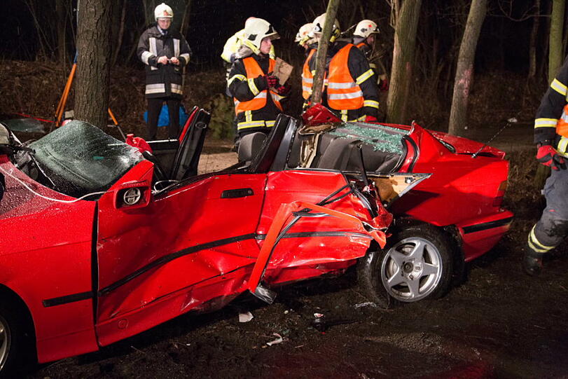 Wendemanöver mit schlimmen Folgen: Ein Auto auf der B20 bei Freilassing bemerkt zu spät, dass der BMW vor ihm wenden will. Es kommt zum Crash; der BMW-Fahrer wird schwer verletzt.