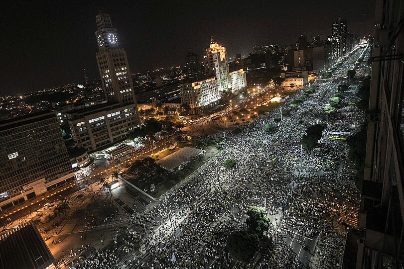 Knapp ein Jahr vor der Fußball-WM in Brasilien erlebt das Land einen ungeahnten Sturm des Protestes.