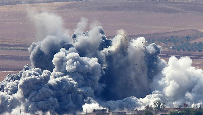 Explosionen in der Nähe von Kobane. Der Kampf gegen den IS-Terror geht weiter. Explosionen in der Nähe von Kobane. Der Kampf gegen den IS-Terror geht weiter.