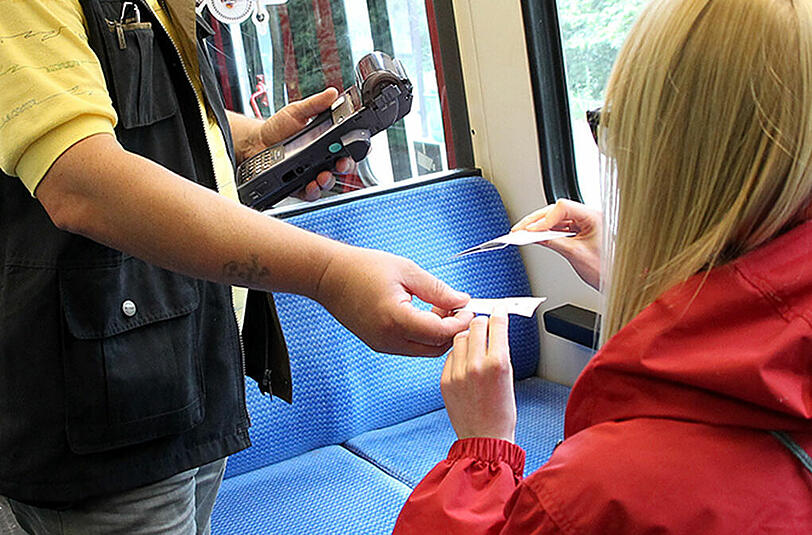 Wer beim Schwarzfahren erwischt wird, soll bald 60 statt wie bisher 40 Euro "erhöhtes Beförderungsgeld" zahlen.