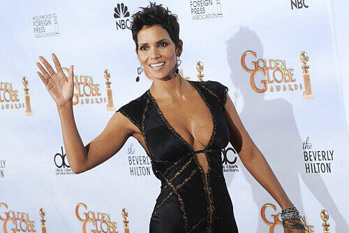 Gute (Busen-) Gene scheint Hollywood-Star Halle Berry zu haben. Die 48-Jährige wird auch von sehr viel jüngeren Kolleginnen um ihre schönen Brüste beneidet. Unvergesslich ist ihr Strand-Auftritt in James Bond im knappen Bikini.