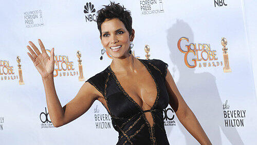 Gute (Busen-) Gene scheint Hollywood-Star Halle Berry zu haben. Die 48-Jährige wird auch von sehr viel jüngeren Kolleginnen um ihre schönen Brüste beneidet. Unvergesslich ist ihr Strand-Auftritt in James Bond im knappen Bikini. Gute (Busen-) Gene scheint Hollywood-Star Halle Berry zu haben. Die 48-Jährige wird auch von sehr viel jüngeren Kolleginnen um ihre schönen Brüste beneidet. Unvergesslich ist ihr Strand-Auftritt in James Bond im knappen Bikini.