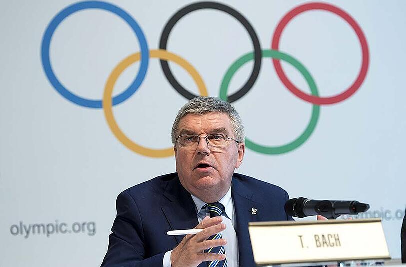 IOC-Präsident Thomas Bach gibt die scharfen Regularien für russische und kenianische Athleten bekannt.