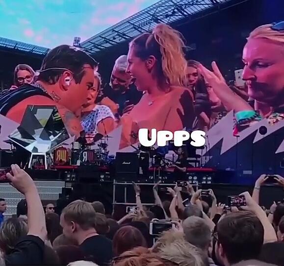 Robbie Williams signiert die Brüste von Ines Anioli