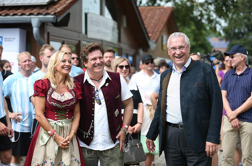 Ausgelassen: Francis Fulton-Smith mit Claudia Hillmeier, Joachim Herrmann (r.).