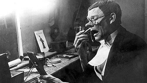Texte von Karl Valentin trägt Turmschreiber Josef Steidle bei der Veranstaltung der Bogenhauser SPD vor. Texte von Karl Valentin trägt Turmschreiber Josef Steidle bei der Veranstaltung der Bogenhauser SPD vor.