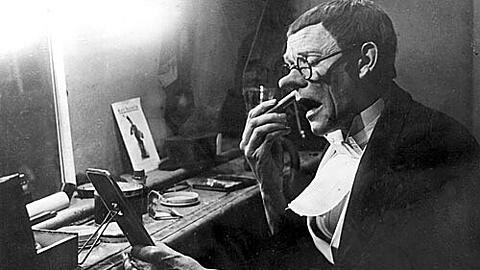 Texte von Karl Valentin trägt Turmschreiber Josef Steidle bei der Veranstaltung der Bogenhauser SPD vor.
