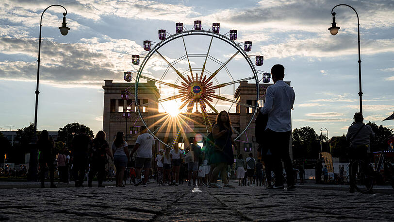 Eins der Highlights beim Sommer in der Stadt: Das Riesenrad am Königsplatz.
