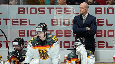 Für Bundestrainer Toni Söderholm (r) und das deutsche Team war im WM-Viertelfinale Schluss.