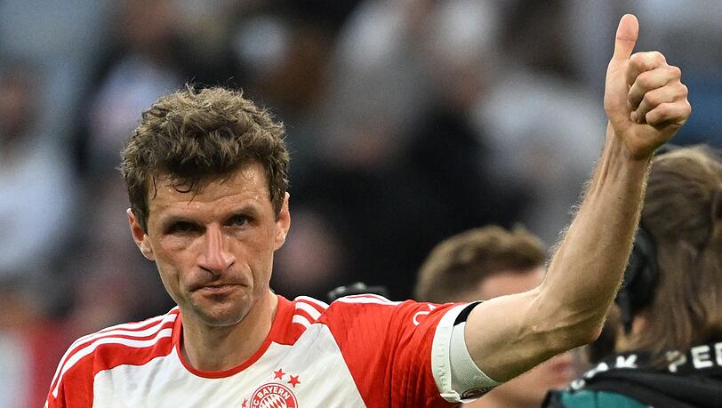 Münchens Thomas Müller verabschiedet sich nach dem verlorenen Spiel von den Fans.