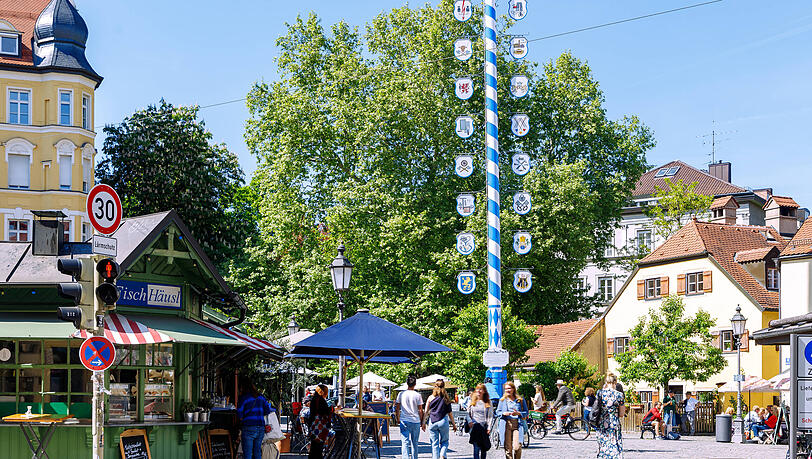 Der Wiener Platz mit seinem historischem Markt ist ebenfalls ein guter Ort zum sitzen, ratschen, Leute schauen und einkaufen kann man auch. Der Wiener Platz mit seinem historischem Markt ist ebenfalls ein guter Ort zum sitzen, ratschen, Leute schauen und einkaufen kann man auch.