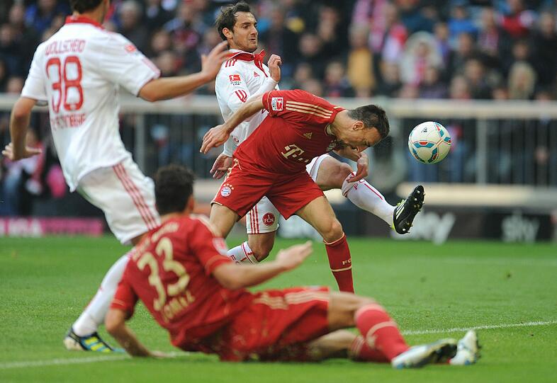 FRANCK RIBÉRY: Ausgeruht, voller Tatendrang. Nahm es auf der linken Außenbahn oft mit mehreren Clubberern auf. Dass er von links an der Strafraumgrenze nach innen zieht und mit rechts ins kurze Eck zielt, ist in Nürnberg wohl unbekannt gewesen &ndash; das 3:0 (39.). NOTE: 2