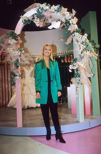 Taschentücher raus und "Traumhochzeit" einschalten. Das war in den Neunzigern ein festes Sonntagabend-Ritual. Linda de Mol präsentierte 92 Ausgaben der Spielshow, bei der am Ende das Gewinner-Paar heiraten durfte. Hach....