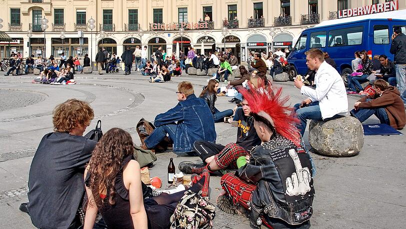 Viel los bei Sonnenschein in der Innenstadt. Viel los bei Sonnenschein in der Innenstadt.