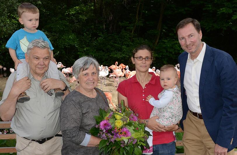 Andreas Knieriem (rechts) und Katharina Langfeldt, Hellabrunns millionste Besucherin im Jahr 2013, mit Tochter Jonna, den Großeltern Maria und Peter Langfeldt sowie dem Sohn bzw. Enkel Jussi.