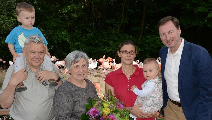 Andreas Knieriem (rechts) und Katharina Langfeldt, Hellabrunns millionste Besucherin im Jahr 2013, mit Tochter Jonna, den Großeltern Maria und Peter Langfeldt sowie dem Sohn bzw. Enkel Jussi. Andreas Knieriem (rechts) und Katharina Langfeldt, Hellabrunns millionste Besucherin im Jahr 2013, mit Tochter Jonna, den Großeltern Maria und Peter Langfeldt sowie dem Sohn bzw. Enkel Jussi.