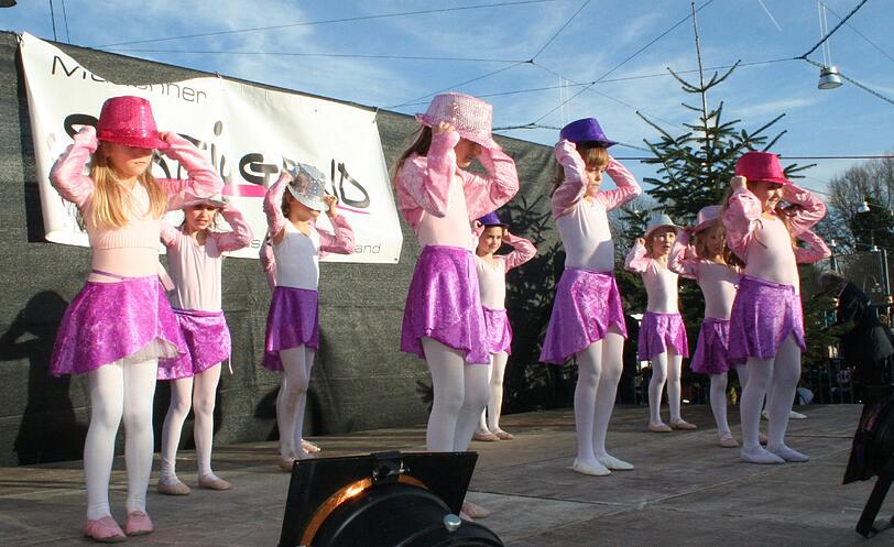 Eishockey, Eiskunstlauf, Skibob, die Mandolin-Showtruppe und die Eislaufkids - das sind nur ein paar der Attraktionen, die die Besucher beim Eisfestival erleben können.