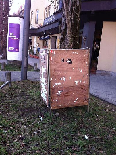 Nach ein paar Stunden sind die ersten schon wieder weg - abgerissen! Sieht doch gleich viel schöner aus.