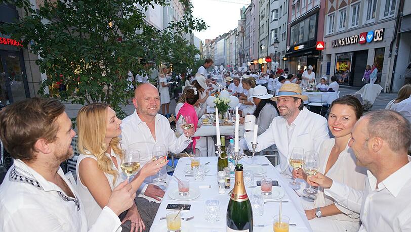 Spontanaktion auf der Sendlinger Straße: Die weiße Tafel reichte vom Sendlinger Tor bis zur Hackenstraße. Spontanaktion auf der Sendlinger Straße: Die weiße Tafel reichte vom Sendlinger Tor bis zur Hackenstraße.