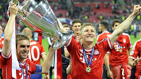 Triple-Sieger 2013: Bayerns Philipp Lahm (l) und Bastian Schweinsteiger (r) bejubeln den Sieg im Finale gegen Dortmund. (Archivbild)