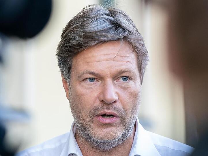 Im ARD-"Bericht aus Berlin" am Sonntag zeigte sich der Chef der Grünen, Robert Habeck, nicht sattelfest, was Wirkung und Ausgestaltung der Entfernungspauschale angeht, über die Berufspendler Steuern sparen können.