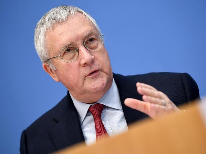 Forsa-Chef Manfred Güllner stellt einen Bericht vor. Foto: Britta Pedersen/zb/dpa/Archivbild