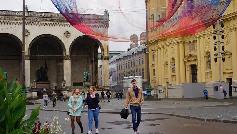Das Kunstwerk von Janet Echelman "Earthtime 1.26-Munich" hat Mercedes-Benz für den Odeonsplatz gesponsert. Nur ein kleiner Teil der sichtbaren Auswirkungen, die die Messe auf die Stadt haben wird Das Kunstwerk von Janet Echelman "Earthtime 1.26-Munich" hat Mercedes-Benz für den Odeonsplatz gesponsert. Nur ein kleiner Teil der sichtbaren Auswirkungen, die die Messe auf die Stadt haben wird