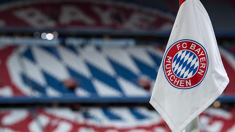 Eine Eckfahne mit dem Logo vom FC Bayern München hängt im Stadion.