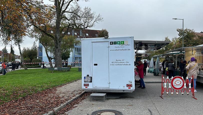 Der Wochenmarkt in Obermenzing, im Hintergrund ist links die überfallene Bank zu sehen. Der Wochenmarkt in Obermenzing, im Hintergrund ist links die überfallene Bank zu sehen.