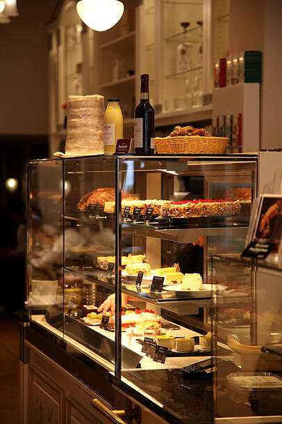 Die Kuchentheke im Café Kreutzkamm in der Maffeistraße. Die Kuchentheke im Café Kreutzkamm in der Maffeistraße.