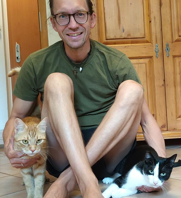 Im Glück: Kai Pietzner hat nun zwei Kater – den
getigerten Felix (l.) und Philli (r.). Im Glück: Kai Pietzner hat nun zwei Kater – den
getigerten Felix (l.) und Philli (r.).