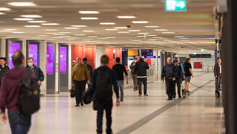 Der 20-jährige Angeklagte soll im Sperrengeschoss des Hauptbahnhofs mit zwei anderen Männern in Streit über ein Drogengeschäft geraten sein. (Archivbild)