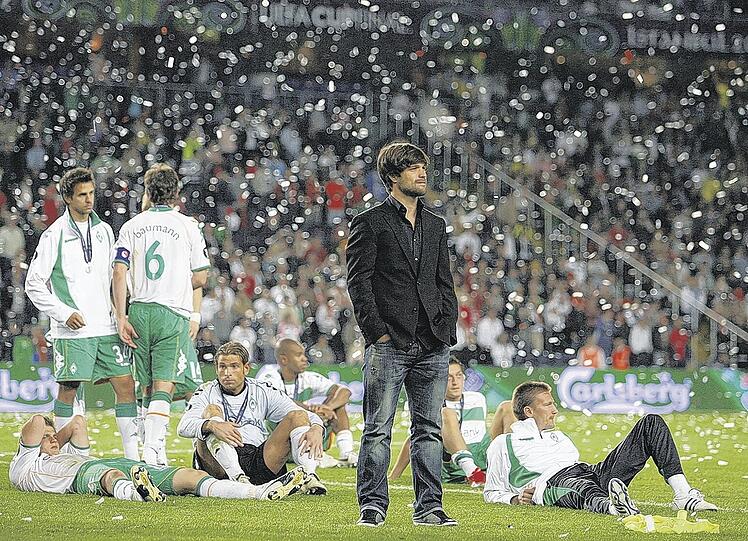 Traurige Zweite: Werder, dass ohne seinen gesperrten Superstar Diego (M.) spielen musste, verlor das Uefa-Cup-Finale gegen Donezk mit 1:2 nach Verlängerung.