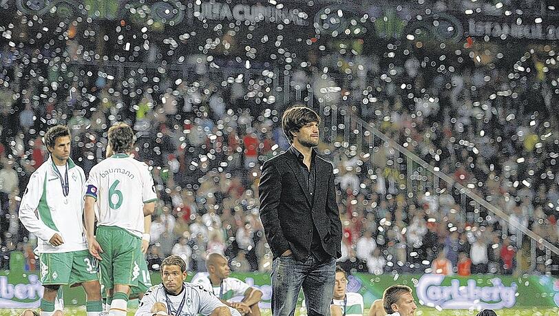 Traurige Zweite: Werder, dass ohne seinen gesperrten Superstar Diego (M.) spielen musste, verlor das Uefa-Cup-Finale gegen Donezk mit 1:2 nach Verlängerung. Traurige Zweite: Werder, dass ohne seinen gesperrten Superstar Diego (M.) spielen musste, verlor das Uefa-Cup-Finale gegen Donezk mit 1:2 nach Verlängerung.