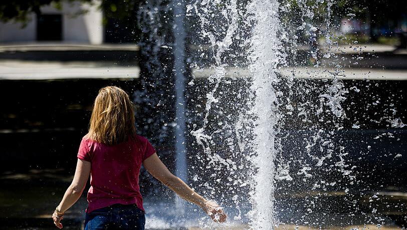 Auch am Sonntag bleibt es mit Werten um 40 Grad weiter sehr hei&szlig; - Abk&uuml;hlung ist aber in Sicht. (Symbolbild)