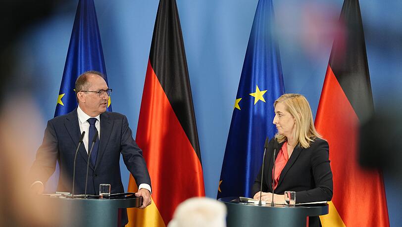Die Reform der Gesetze, die die Befugnisse und Kontrolle der Nachrichtendienste regeln, war schon lange geplant. Die Reform der Gesetze, die die Befugnisse und Kontrolle der Nachrichtendienste regeln, war schon lange geplant.